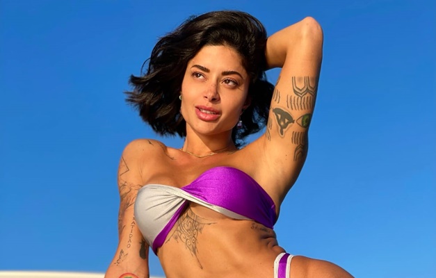 Aline Campos abandona sobrenome Riscado em ensaio da Brasil70 Bikini