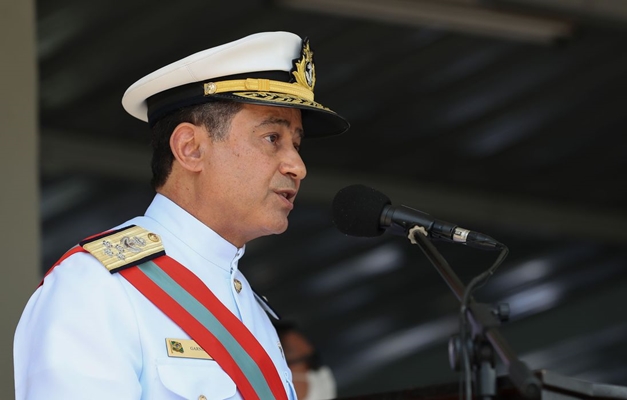 Almirante Almir Garnier assume o comando da Marinha