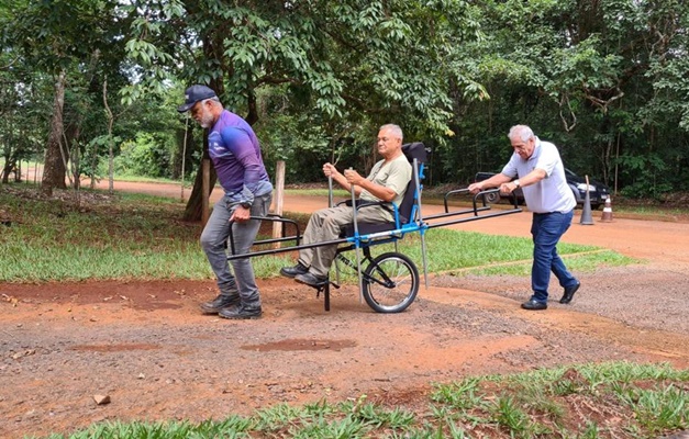 Altamiro de Moura Pacheco ganha equipamento de trilha para cadeirantes