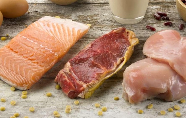 Alto consumo de carne branca ou vermelha aumenta o colesterol, diz estudo