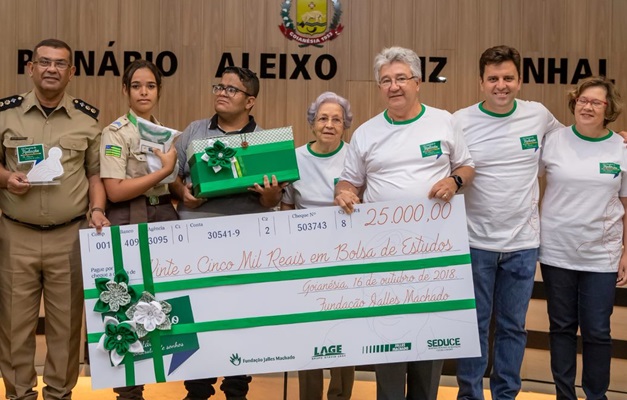 Aluna de Colégio Militar  é 1º lugar no Concurso de Redação Dr.Otávio 