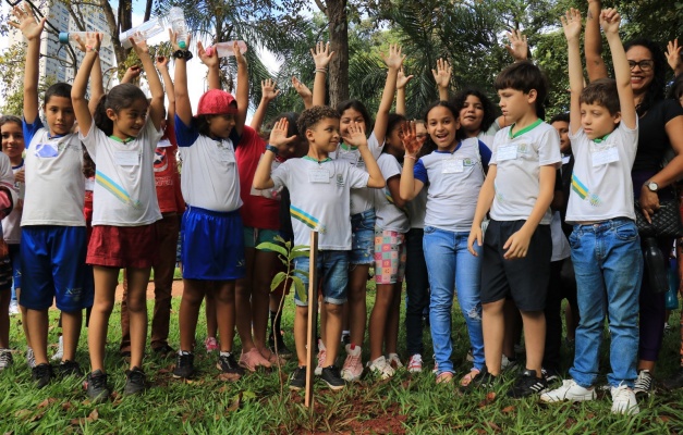 Alunos da rede municipal plantam 200 mudas do Cerrado em escolas de Goiânia