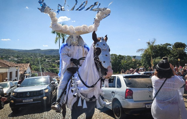 Alunos da UFG lançam documentário sobre os Mascarados de Pirenópolis