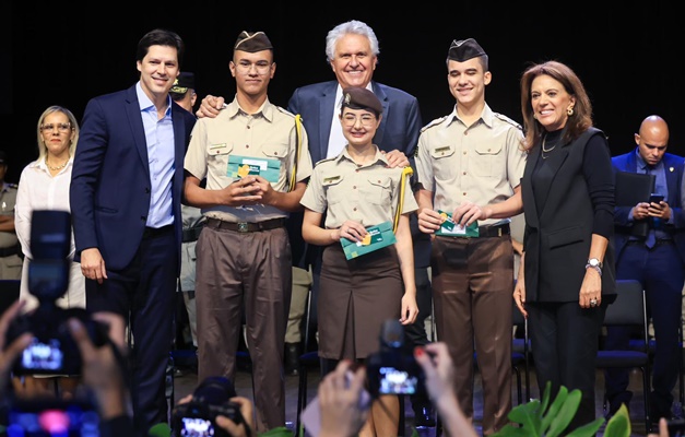 Alunos de colégios militares de Goiás recebem cartões do Bolsa Uniforme