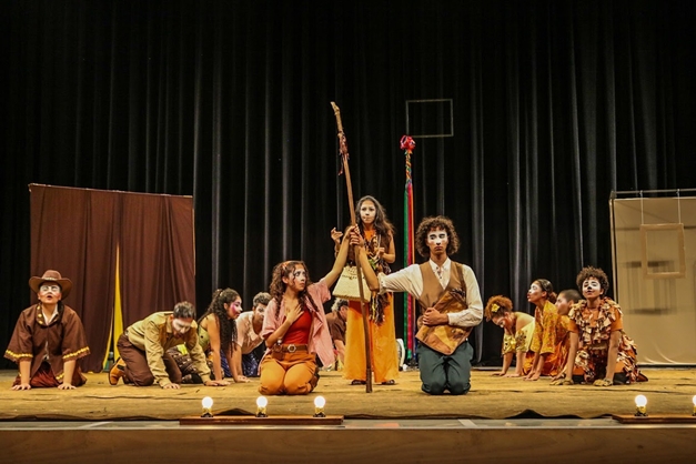 Alunos do Basileu França participam de festival nacional de teatro no Ceará