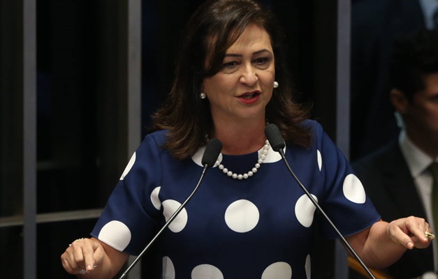 Alvo de pedido de expulsão, Kátia Abreu é suspensa pelo PMDB