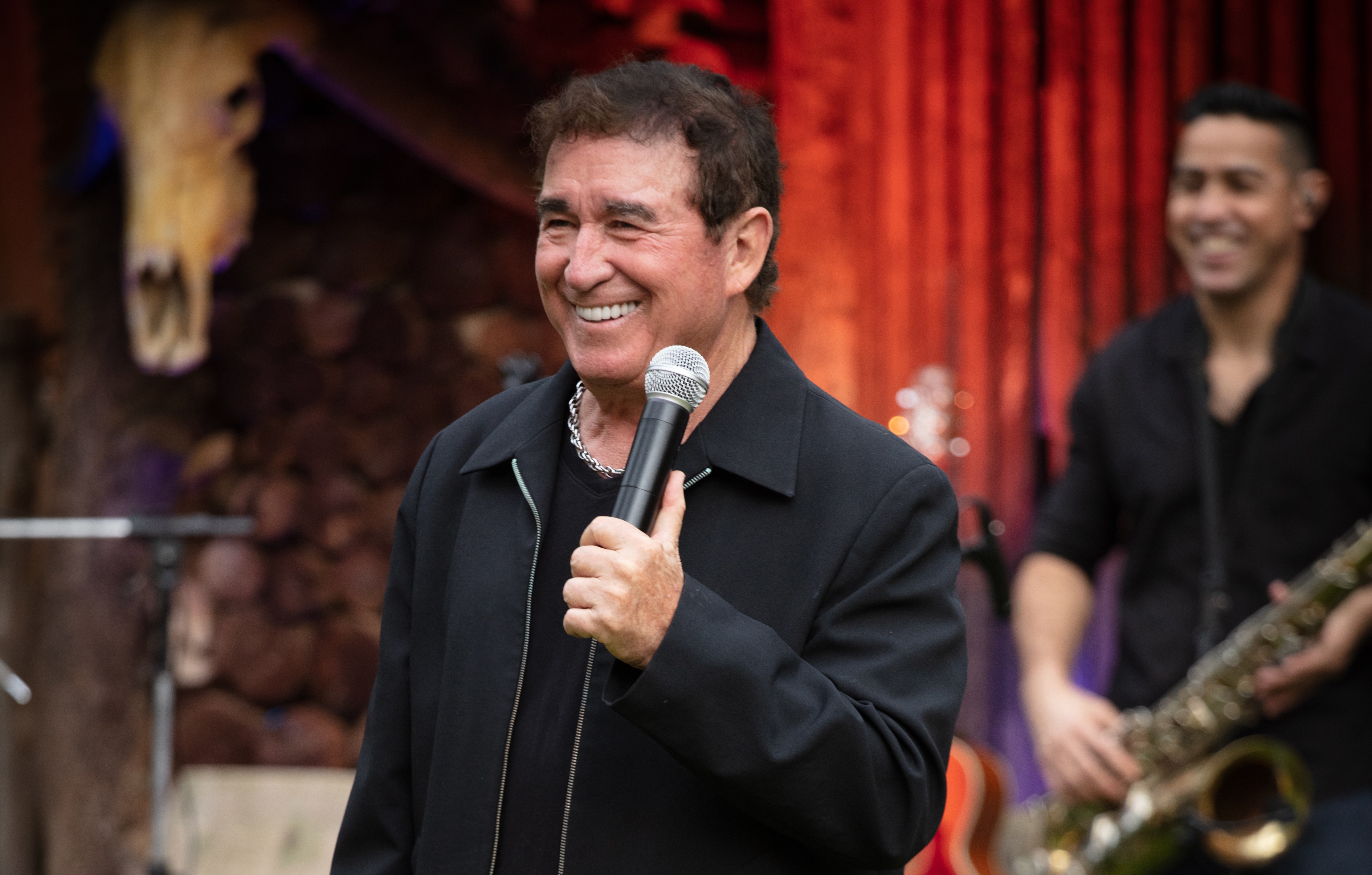 Amado Batista celebra 50 anos de carreira na abertura da Pecuária de Goiânia