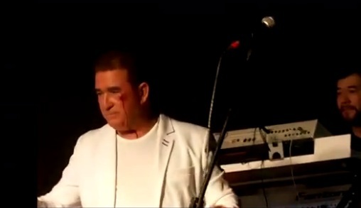 Amado Batista fica ferido após ser atingido por pedra de gelo durante show 