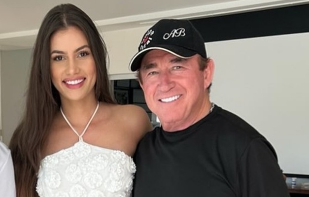 Amado Batista marca casamento com Miss 50 anos mais nova, diz colunista da Record