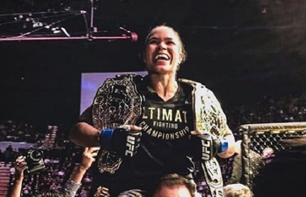 Amanda Nunes nocauteia Cyborg e vira 1ª mulher campeã de duas categorias no UFC