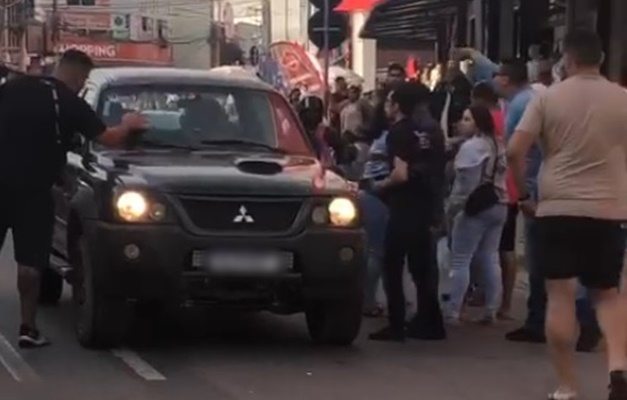 Ambulantes depredam caminhonete na Região da 44 em Goiânia
