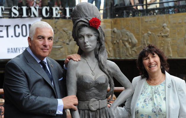 Amy Winehouse ganha estátua no bairro em que morava, em Londres