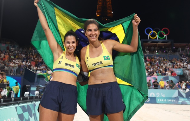 Ana Patrícia e Duda conquistam a medalha de ouro no vôlei de praia