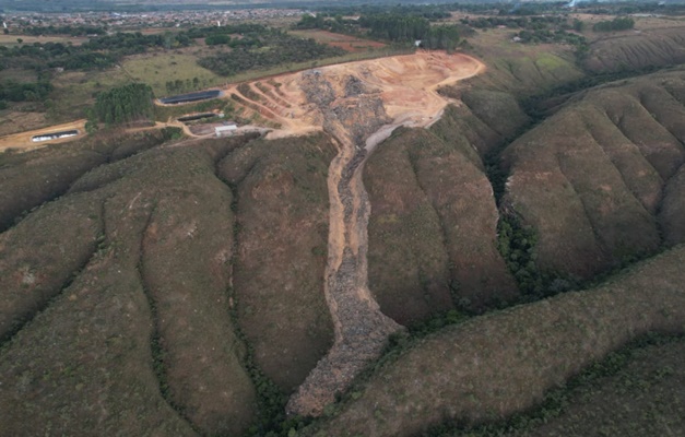 Análise prévia indica que cerca de 40 mil m³ de resíduos desabaram em lixão