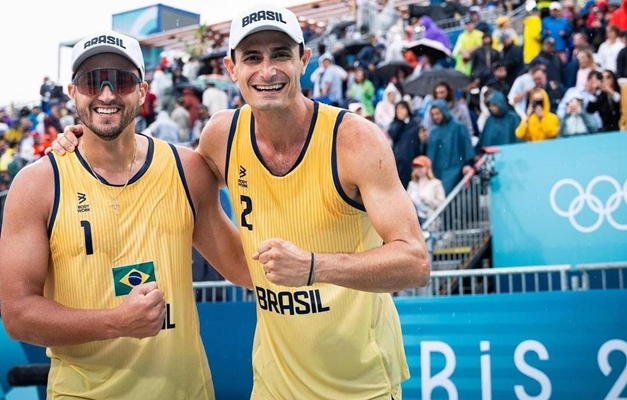 André e George sobram na estreia do vôlei de praia em Paris 2024