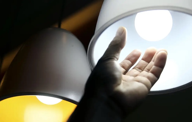 Aneel mantém cobrança extra na conta de luz para novembro