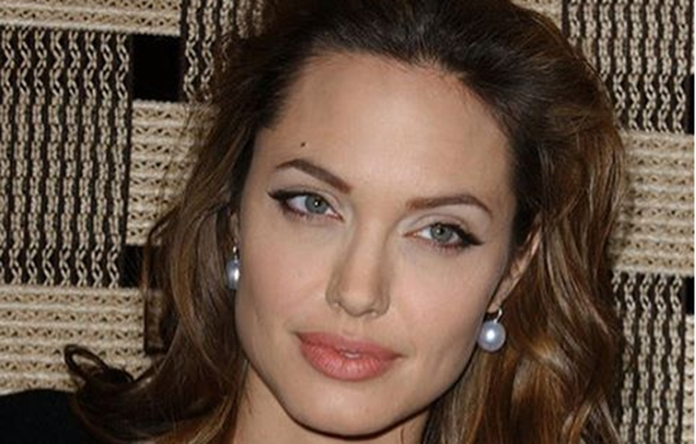 Angelina Jolie fala pela primeira vez sobre divórcio