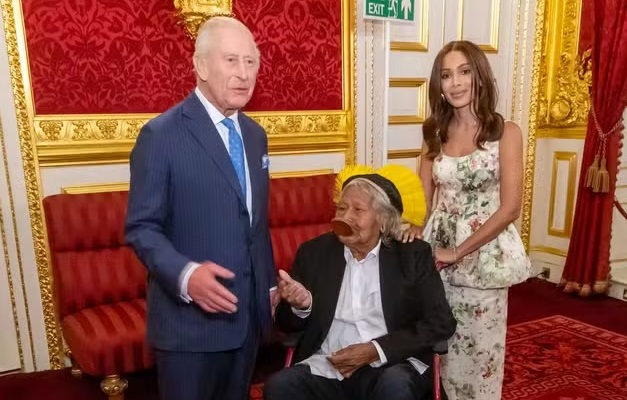 Anitta e Cacique Raoni são recebidos pelo Rei Charles III na Inglaterra