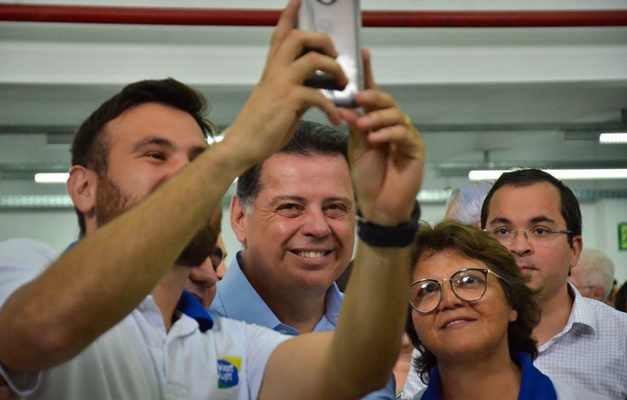 Ao inaugurar Vapt Vupt, Marconi recebe de servidores o carinho do 1º mandato