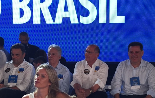 Ao lado de FHC e Aécio Neves, Marconi participa de convenção do PSDB