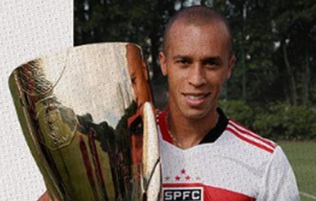 Aos 38 anos, zagueiro Miranda anuncia aposentadoria do futebol