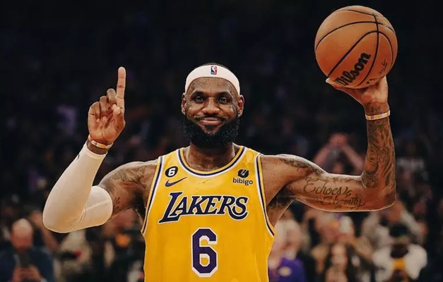 Aos 39 anos, LeBron James bate recorde em vitória dramática dos Lakers sobre Warriors na NBA