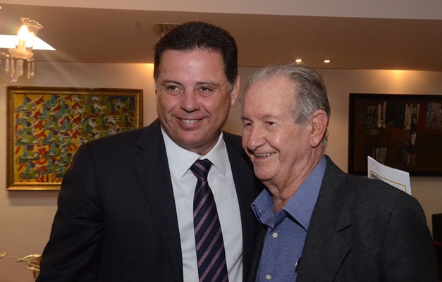 Aos 92 anos, escritor Bariani Ortêncio recebe homenagem de Marconi Perillo
