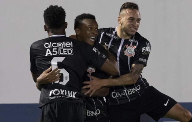 Aos gritos de 'é campeão', Corinthians vence a Chapecoense