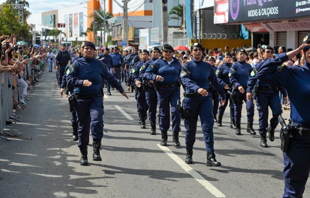 Aparecida comemora 103 anos com desfile cívico e bolo de 103 metros