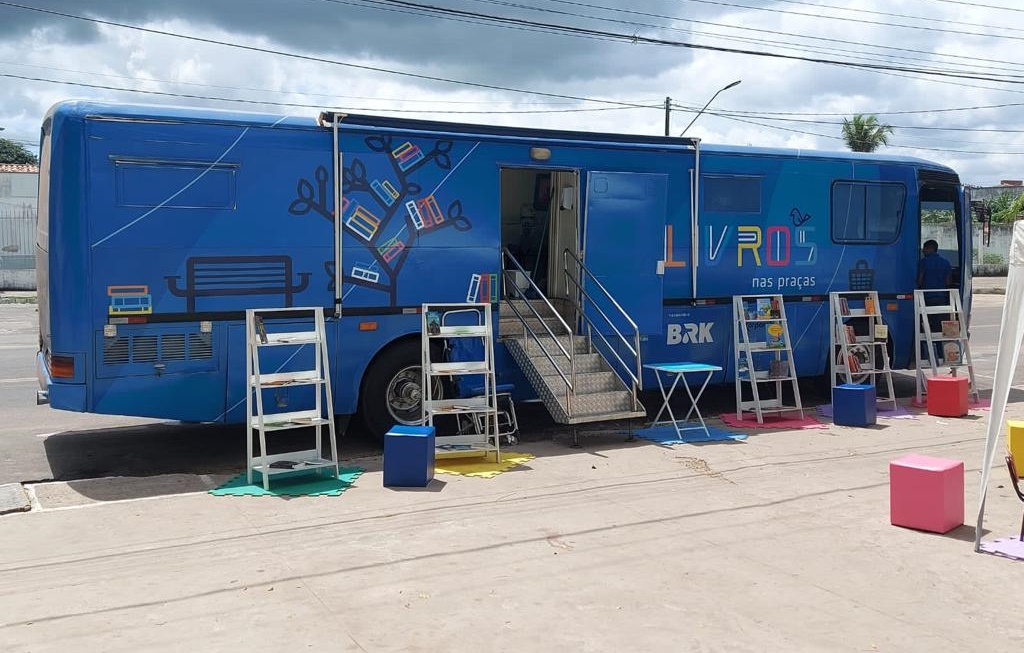 Aparecida de Goiânia recebe biblioteca sobre rodas com mais de 2 mil livros