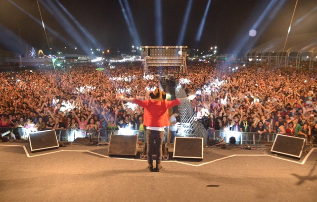 Aparecida é Show começa com apresentação gospel de Juliano Son 