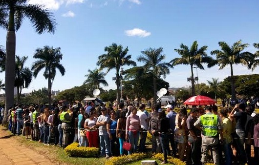 Aplausos rompem silêncio e marcam enterro de Cristiano Araújo em Goiânia -  @aredacao