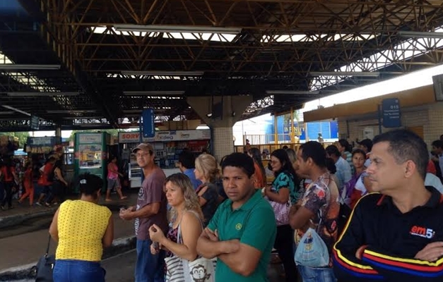 Após atraso de ônibus, manifestantes fecham terminal Praça A em Goiânia