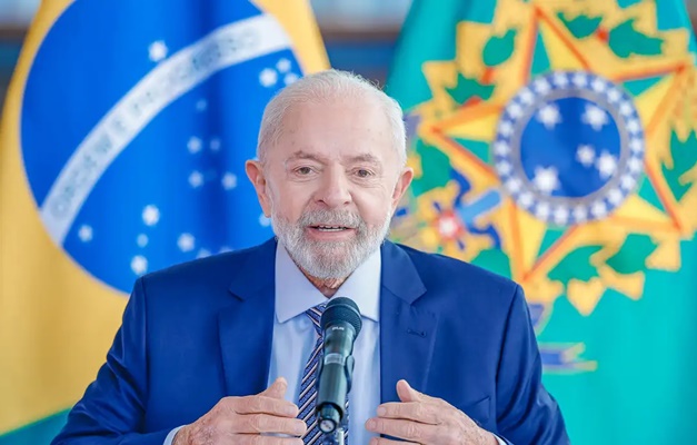 Após cinco horas no ar, avião de Lula pousa em aeroporto no México