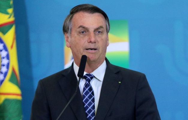 Após críticas, Bolsonaro retira trecho de MP que previa suspensão de salários
