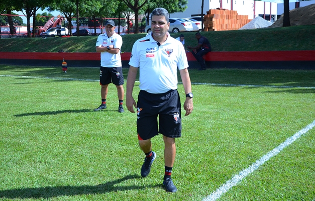 Após desfecho, técnico segue sem fazer contato com diretores do Atlético-GO