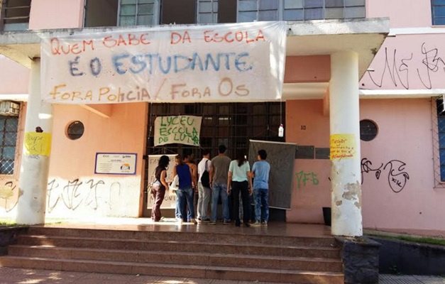 Após dois meses, manifestantes desocupam Colégio Lyceu de Goiânia