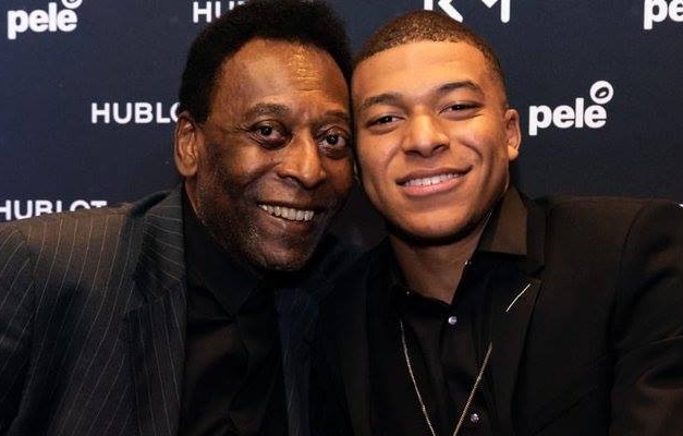 Após encontro com Mbappé, Pelé é internado em hospital de Paris