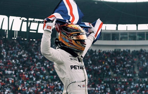 Após largada confusa, Hamilton chega em nono e é tetra na Fórmula 1