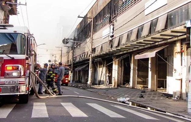 Após mais de cinco horas, incêndio no Shopping 25 de Março é controlado