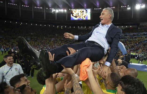 Após título, Tite rebate Messi e diz que argentino precisa saber perder