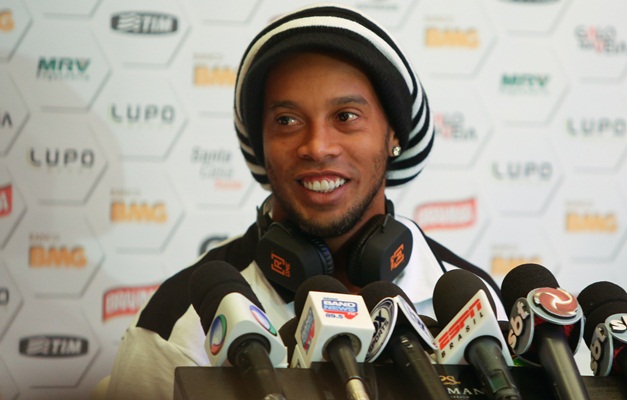 Após vaias, Ronaldinho desfalca Fluminense contra o Corinthians