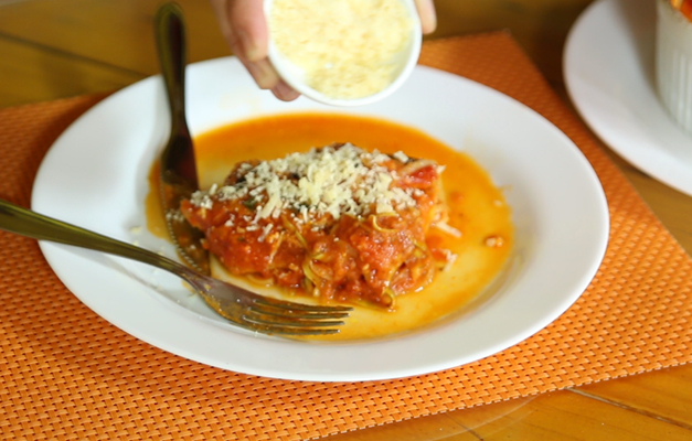 Aprenda a fazer macarrão de abobrinha com molho de tomate