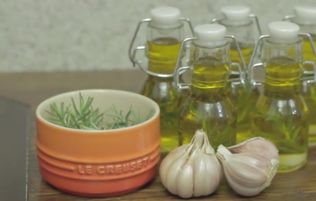 Aprenda a personalizar pratos com azeite aromatizado