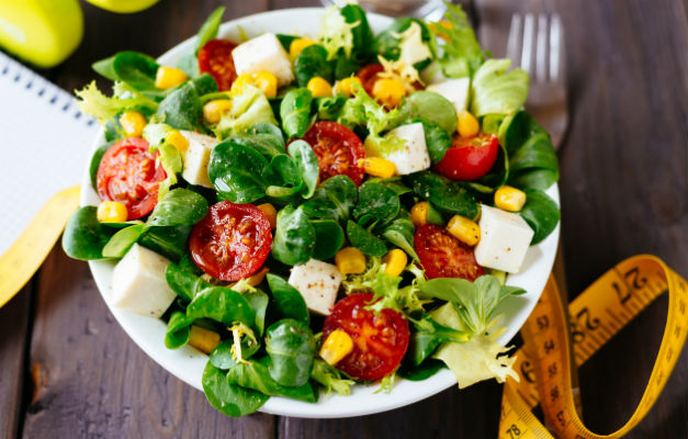 Aprenda três receitas de saladas que valem por uma refeição completa