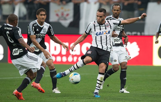 Arbitragem ajuda e Corinthians avança às semifinais com vitória sofrida
