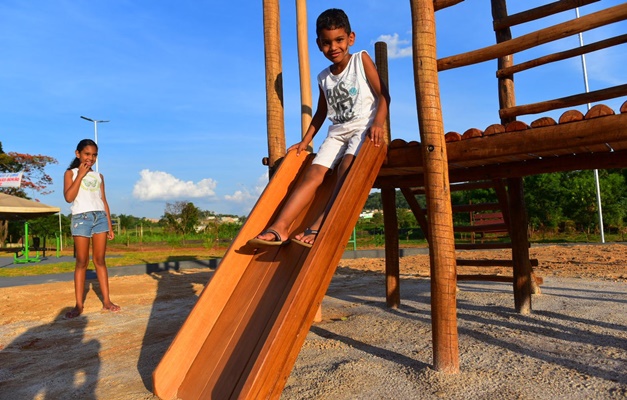 Área de descarte de lixo vira parque no Residencial Vale do Araguaia