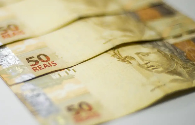Arrecadação federal no ano supera 2024, apesar da queda em agosto