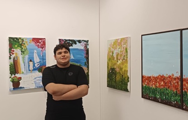 Artista autista Augusto Mangussi marca presença na Fargo 2025