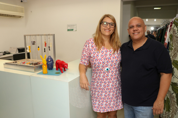 Artista plástica Daniela Ktenas promove bazar de amuletos em Goiânia; veja